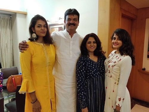 Shivani Patil med familien