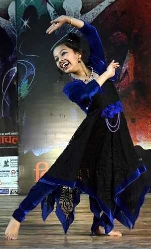 Twinkle Sharma nastupa na natjecanju Dance Himachal Dance