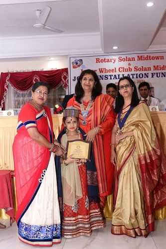 Twinkle Sharma wordt gefeliciteerd door de Rotary Club Solan