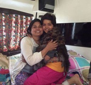 Vishesh Bansal koos emaga