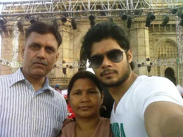 Avinash Dwivedi con sus padres
