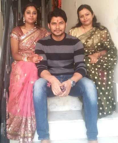Avinash Dwivedi com suas irmãs