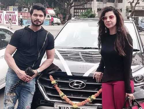 Avinash Dwivedi và Sambhavna Seth bên chiếc xe Hyundai của họ