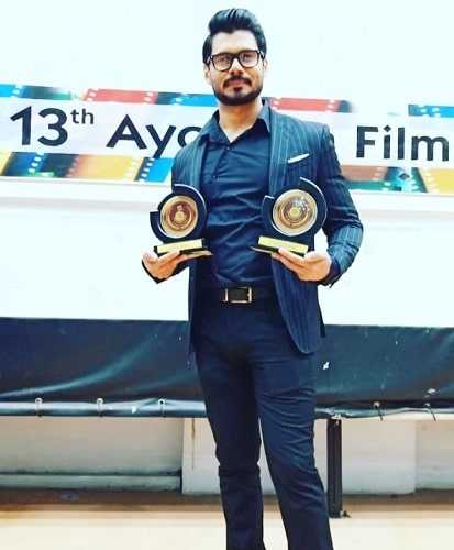 Avinash Dwivedi mit seinen Auszeichnungen