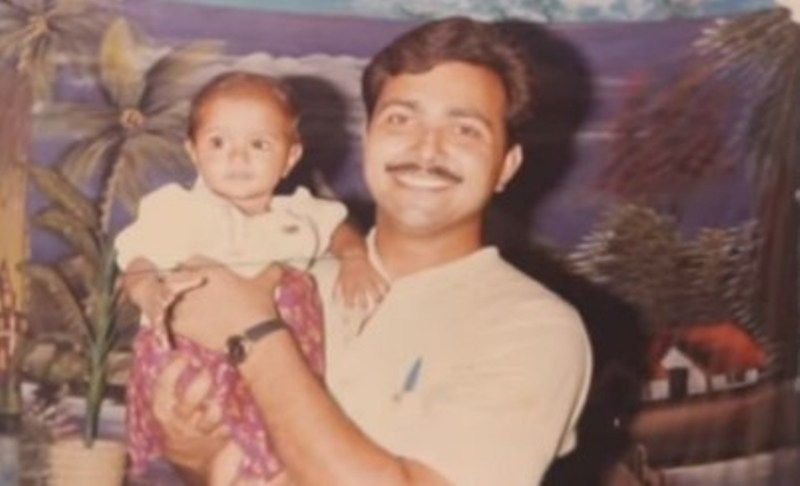 Riya Mavi koos oma isaga