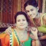 Komal Pandey met haar moeder