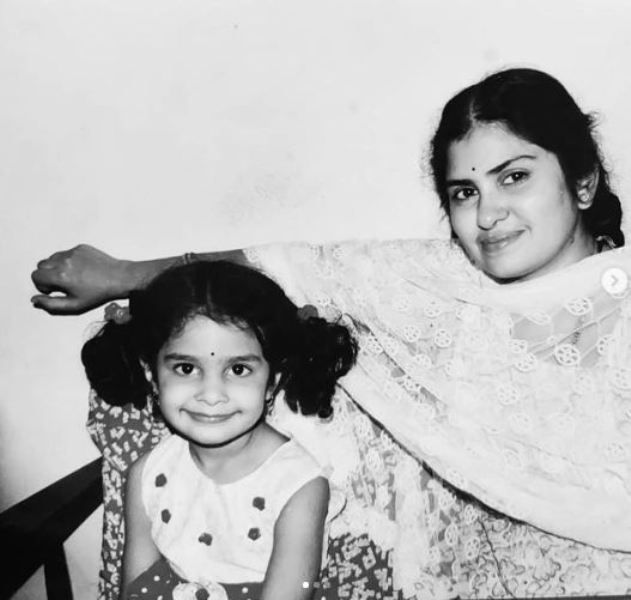 Manasa Varanasi az édesanyjával