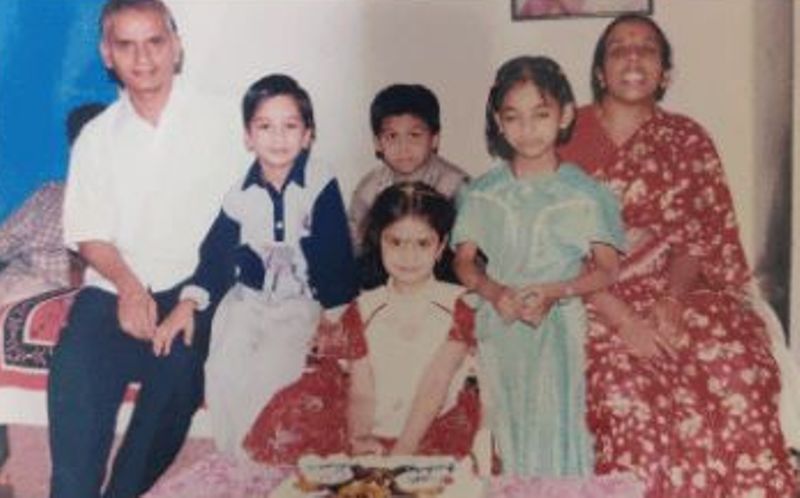 Een kinderfoto van Manasa Varanasi met haar ouders en broers en zussen
