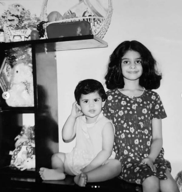 Manasa Varanasi dengan adik perempuannya