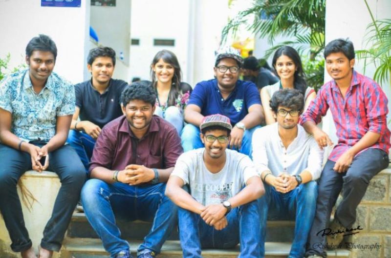 Манаса Варанаси (2-я справа) с членами своего колледжа