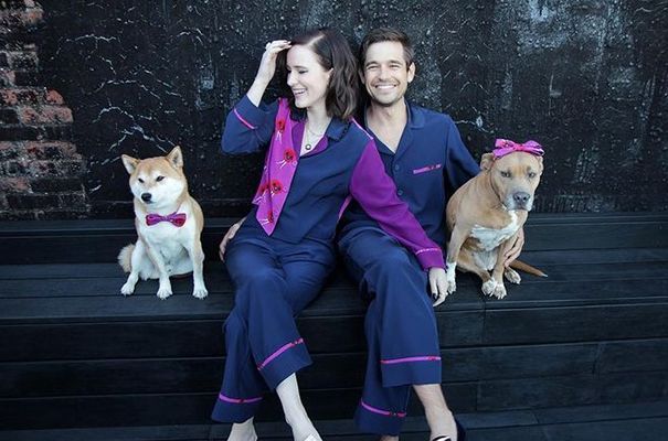 Rachel Brosnahan mit ihrem Ehemann und ihren Haustieren
