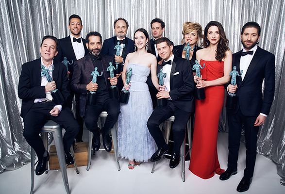 Рейчъл Броснахан и нейните съ-звезди с наградите им на Гилдията на киноактьорите