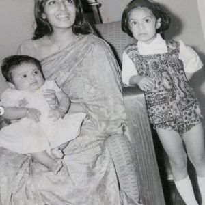 Suchitra Pillai med sin mor og søster