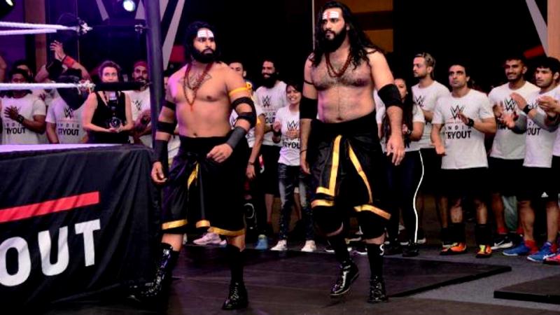 Saurav Gurjar (paremal) koos Rinku Singhiga WWE-s