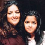 Sunaina Roshan med datteren