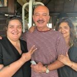 Sunaina Roshan amb els seus pares