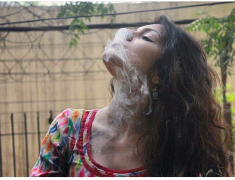 Aarushi mėgsta rūkyti