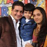 Hindustani Bhau amb la seva dona i el seu fill