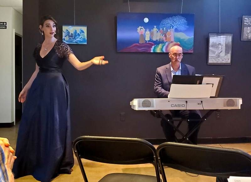 Abigail Shapiro spielt mit ihrem Vater Oper