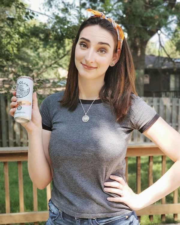 Abigail Shapiro trinkt Hard Seltzer, einen alkoholischen Selters