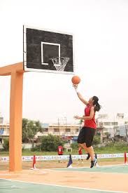 Ο Prachi Tehlan παίζει μπάσκετ