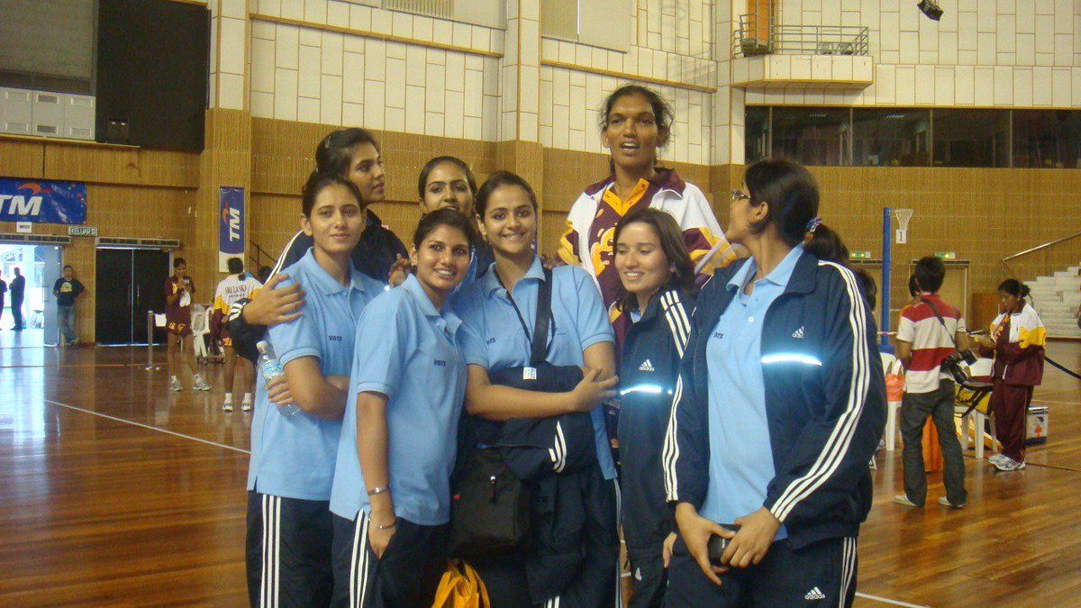 Prachi Tehlan avec l'équipe féminine de netball