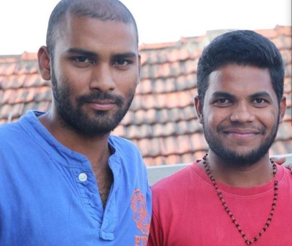 Srikanth (con camiseta azul) y Anil