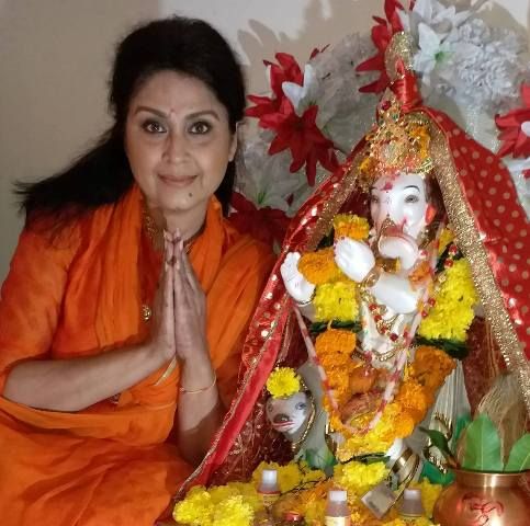 Dolly Minhas dengan patung Dewa Ganesha