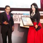Ritu Beri con el premio Top 20 para hombres y mujeres con estilo
