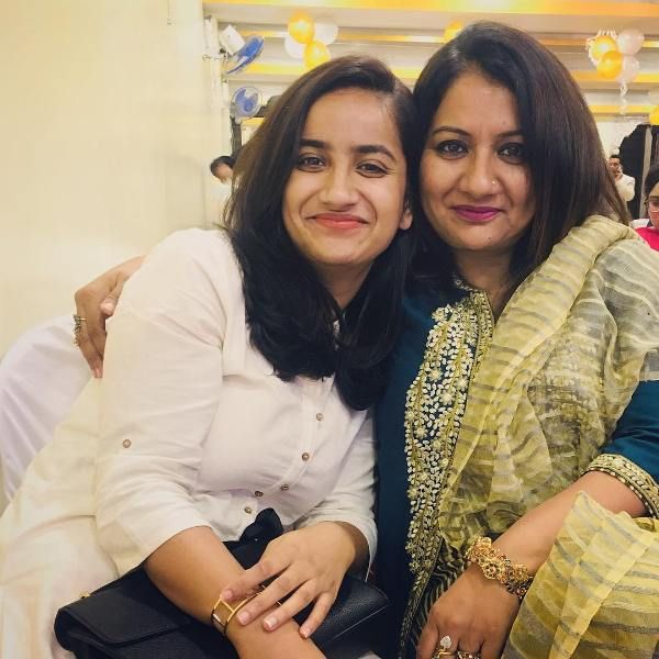 Urooj Ashfaq กับแม่ของเธอ