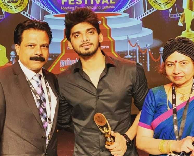 Vijay Varma després de rebre un premi al 10è Festival de cinema tàmil de Noruega el 2019