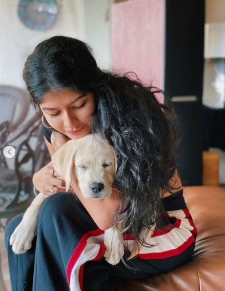 Η Anjini Dhawan αγαπά τα σκυλιά