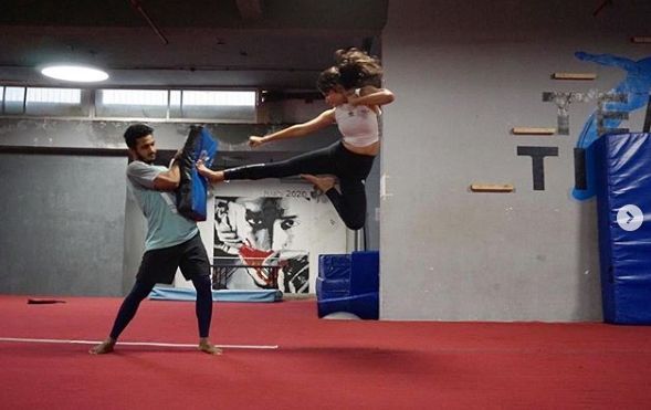 Anjini Dhawan dělá gymnastiku