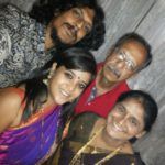 Nachiket Purnapatre med sine forældre og kone