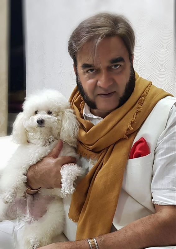 Surendra Pal s svojim hišnim psom Kajujem