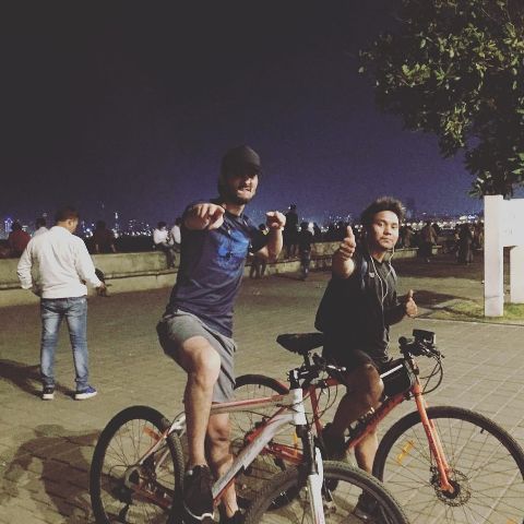 Абхиманю Томар на колело с приятеля си