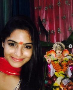 Naina Ganguly con l'idolo di Lord Ganesha
