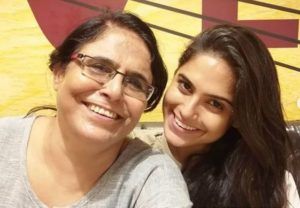 Naina Ganguly z mamo