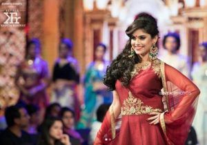 Naina Ganguly kävelemässä Kerala Fashion Runaway 2018 -ramppia