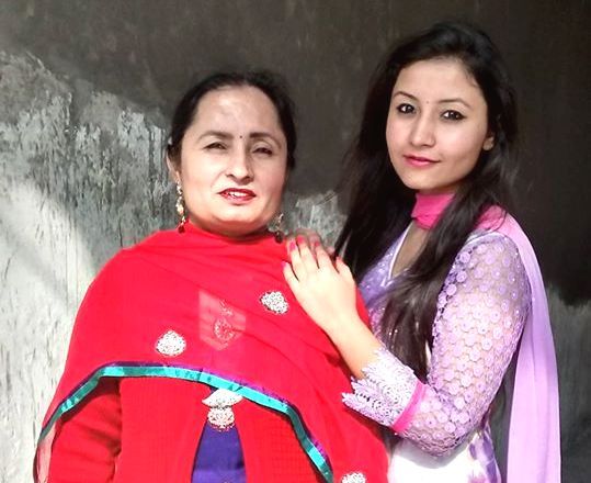 Navdeesh Kaur с майка си