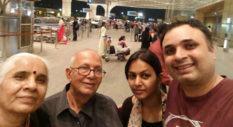 Jay Upadhyay con sus padres