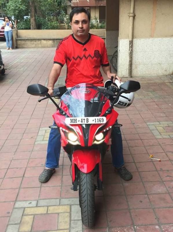 Jay Upadhyay dengan sepedanya