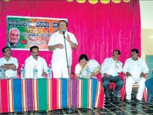 Mukhyamantri Chandru s'adressant à un rassemblement en tant que membre du BJP