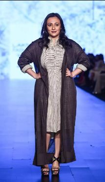 Avantika Malik ejot pa rampu 2017. gada Lakme modes nedēļā