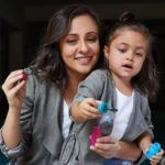 Avantika Malik mit ihrer Tochter