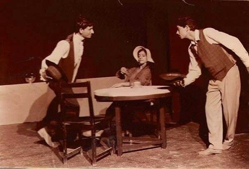 Ο Anup Soni (δεξιά) παίζει σε μια παράσταση στην Εθνική Σχολή Δράμας
