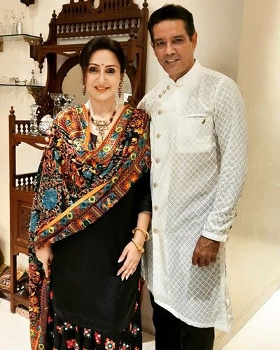 Anup Soni con su esposa, Juhi Babbar