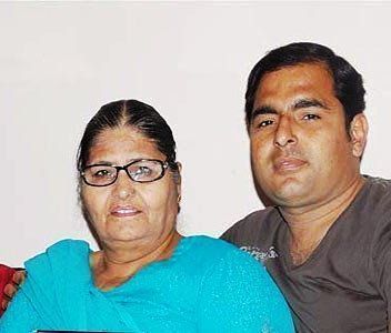 Kapil Sharma māte un brālis