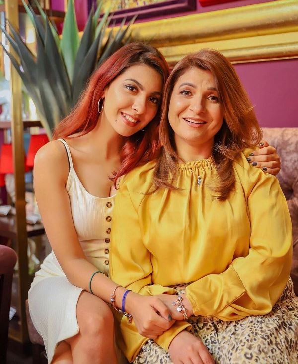 Niki Mehra az édesanyjával