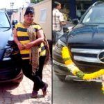 Bharti Singh posiert mit ihren Autos Audi Q5 und Mercedes Benz